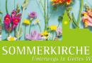 Verschiedene Blumen liegen auf einem türkisen Hintergrund sauber angeordnet; darunter eine Siluette einer Kirche in hellgrün, wobei der Bogen bis zur Grafik unten reicht - in großen weißen Buchstaben ist zu lesen Sommerkirche Unterwegs in Gottes Welt
