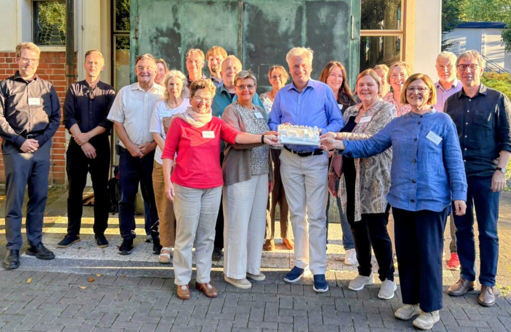 von links als Gruppenfoto mit Modell der neuen Kirche in Longerich lingk von fa. schlünz maier von maier architekten feyrer von begegnungsgemeinde (bg) gross- wege von kita immanuel mathe von bg lange von bg conzelmann von ekir nickerl von bg müller von bezirksvertretung nippes schwarz von bg schlarp von bg zimmermann markus von bg schiefer von bg zimmermann susanne von bg müller von bg gotthardt von ekir kusch von dreipass architekten rehnitz von ekv köln kress von asg credits: foto: kail, fa. schlünz
